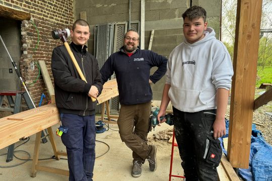 Schnupperer Simon und Gregory mit Schreinermeister Frank Lausberg