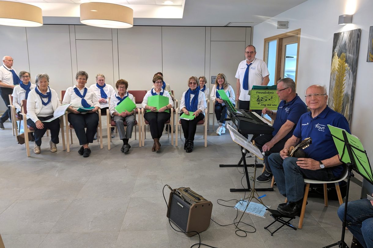 Der Singkreis "Sing mit uns" in der Cafeteria des Wohn- und Pflegezentrums Leoni in Kelmis