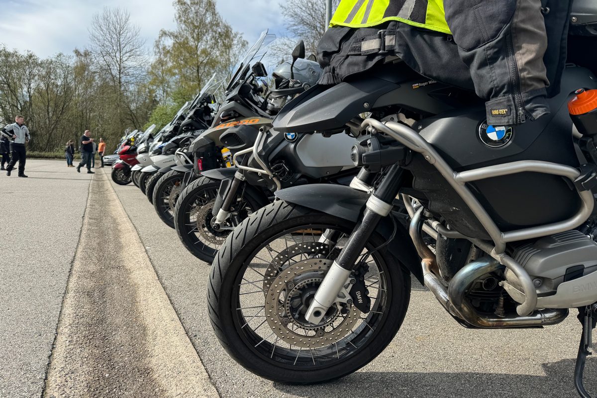 Sommerwetter im April: Motorräder an der Wesertalsperre