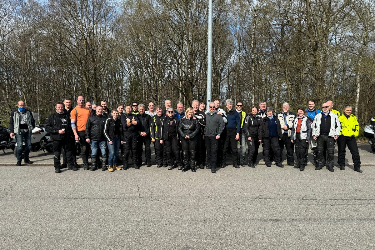 Sommerwetter im April: Eine große Gruppe Motorradfahrer hat die Wesertalsperre angesteuert