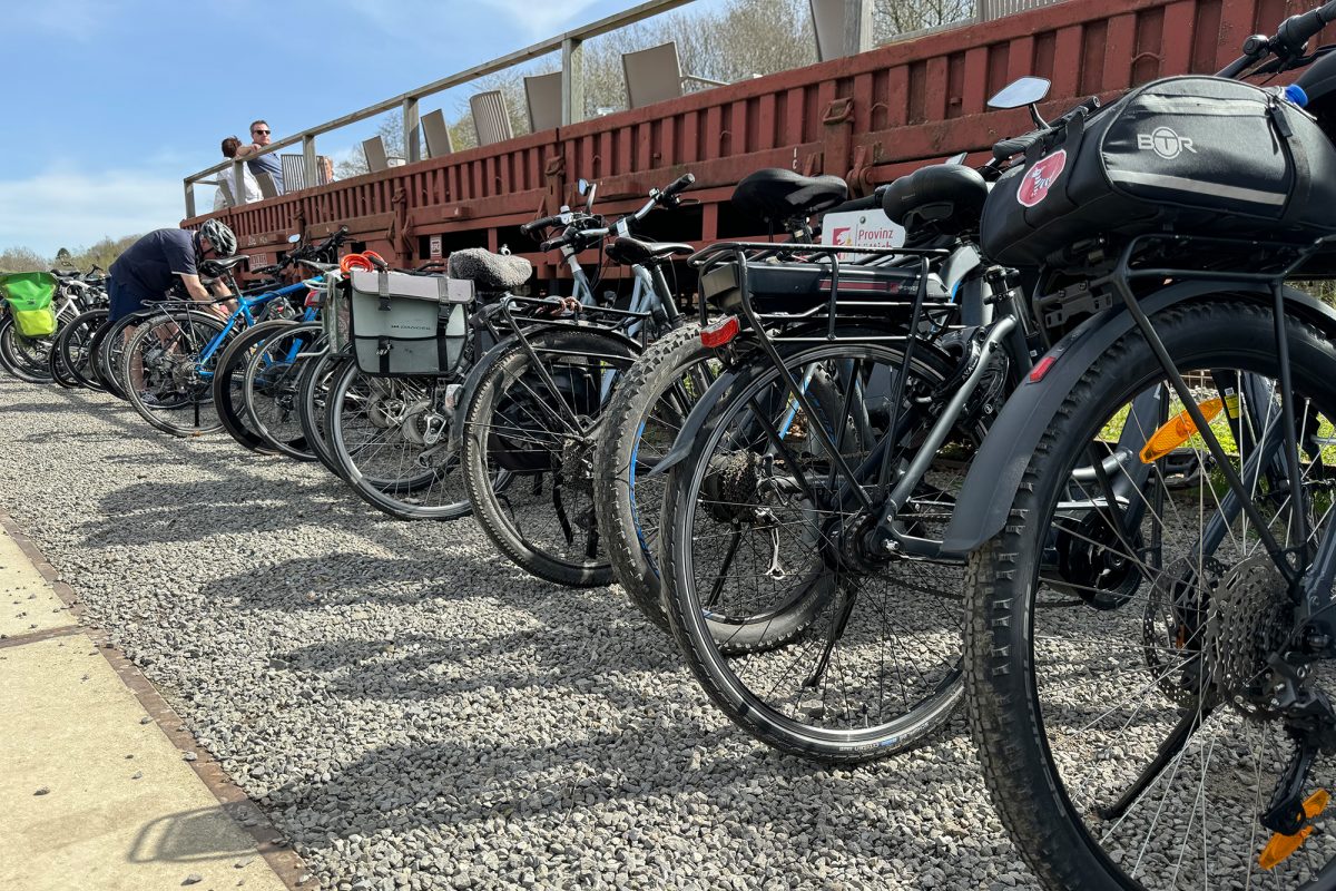 Sommerwetter im April: Der Fahrradständer am Bahnhofscafé Raeren ist gut ausgelastet