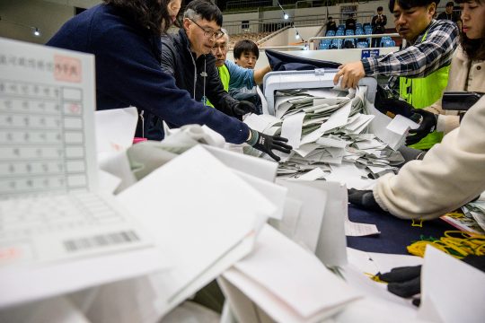 Stimmenzählung nach der Parlamentswahl in Südkorea