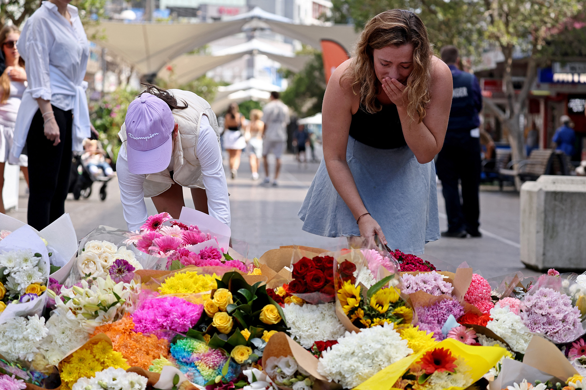 Trauer in Sydney: In dem Einkaufszentrum, in dem die tödliche Messerattacke geschah, haben zahlreiche Menschen Blumen niedergelegt