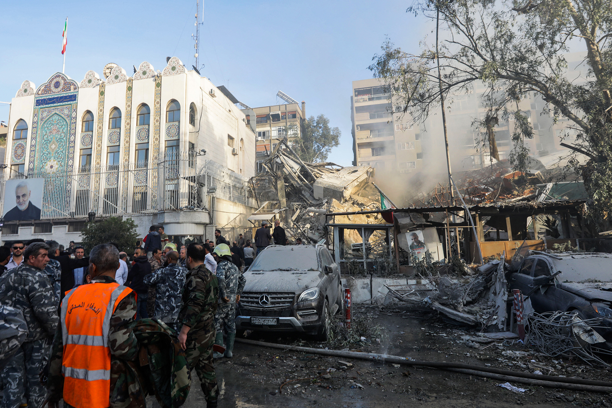 Das Gebäude der iranischen Botschaft in Syrien nach dem Angriff