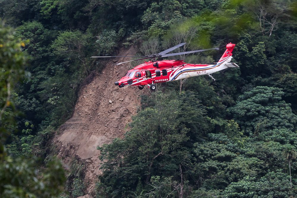 Ein Rettungshubschrauber im Einsatz über dem Taroko-Nationalpark in Taiwan