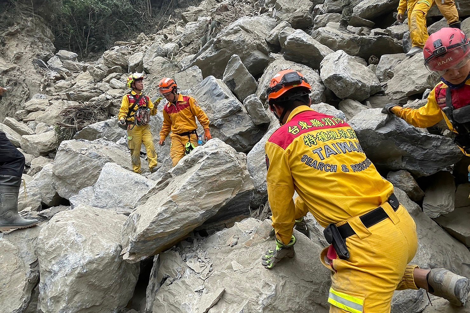 Retter bei der Suche im Taroko-Nationalpark nach dem schweren Erdbeben in Taiwan