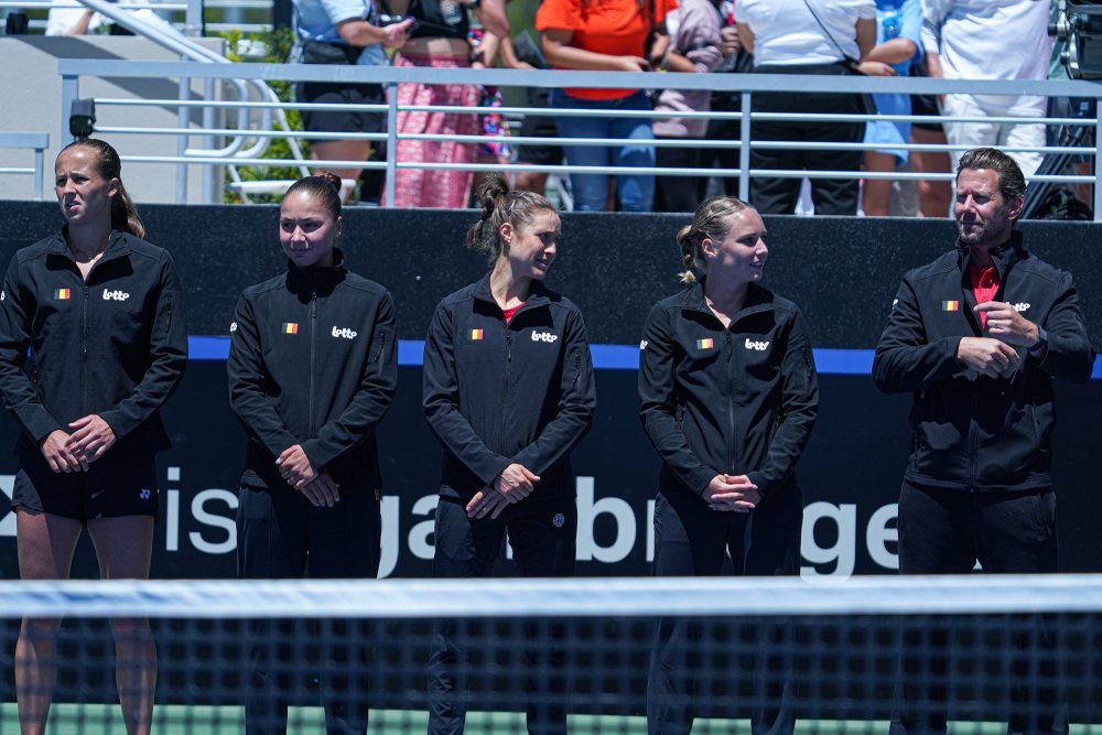 (v.l.n.r.) Hanne Vandewinkel, Sofia Costoulas, Marie Benoit, Kimberley Zimmermann und Mannschaftskapitän Wim Fissette am Samstag beim Billie Jean King Cup in Orlando