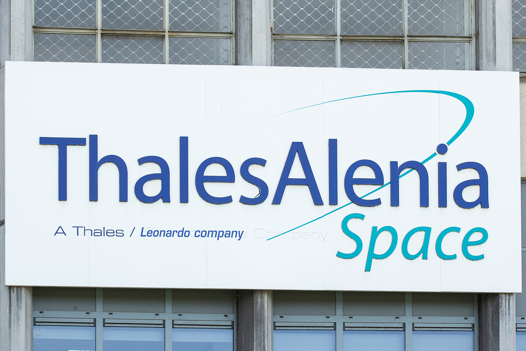 Firmenschild des Unternehmens Thales Alenia Space (Bild: James Arthur Gekiere/Belga)