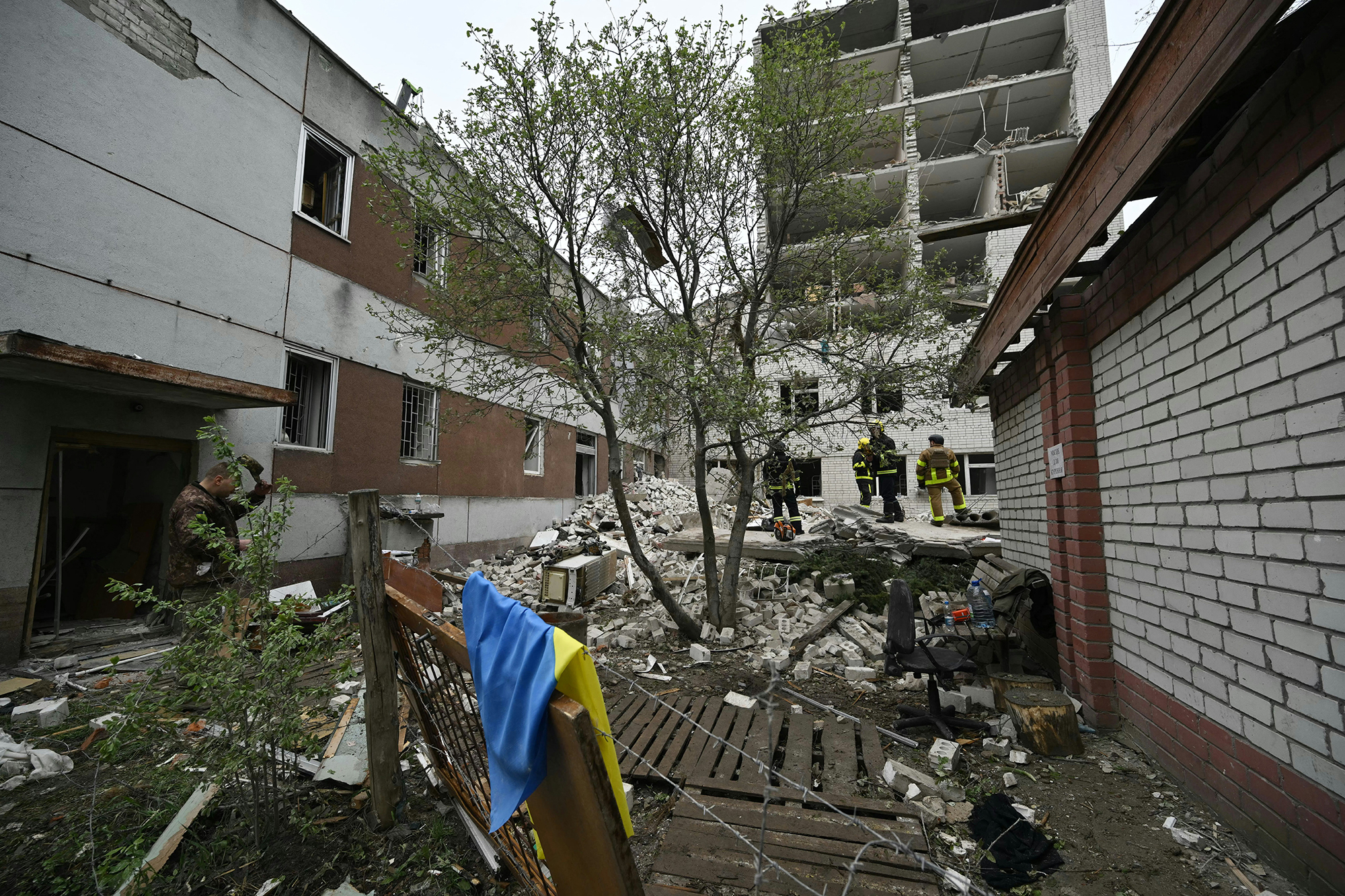 Beschädigtes Wohnhaus nach dem Raketenangriff auf die nordukrainische Großstadt Tschernihiw