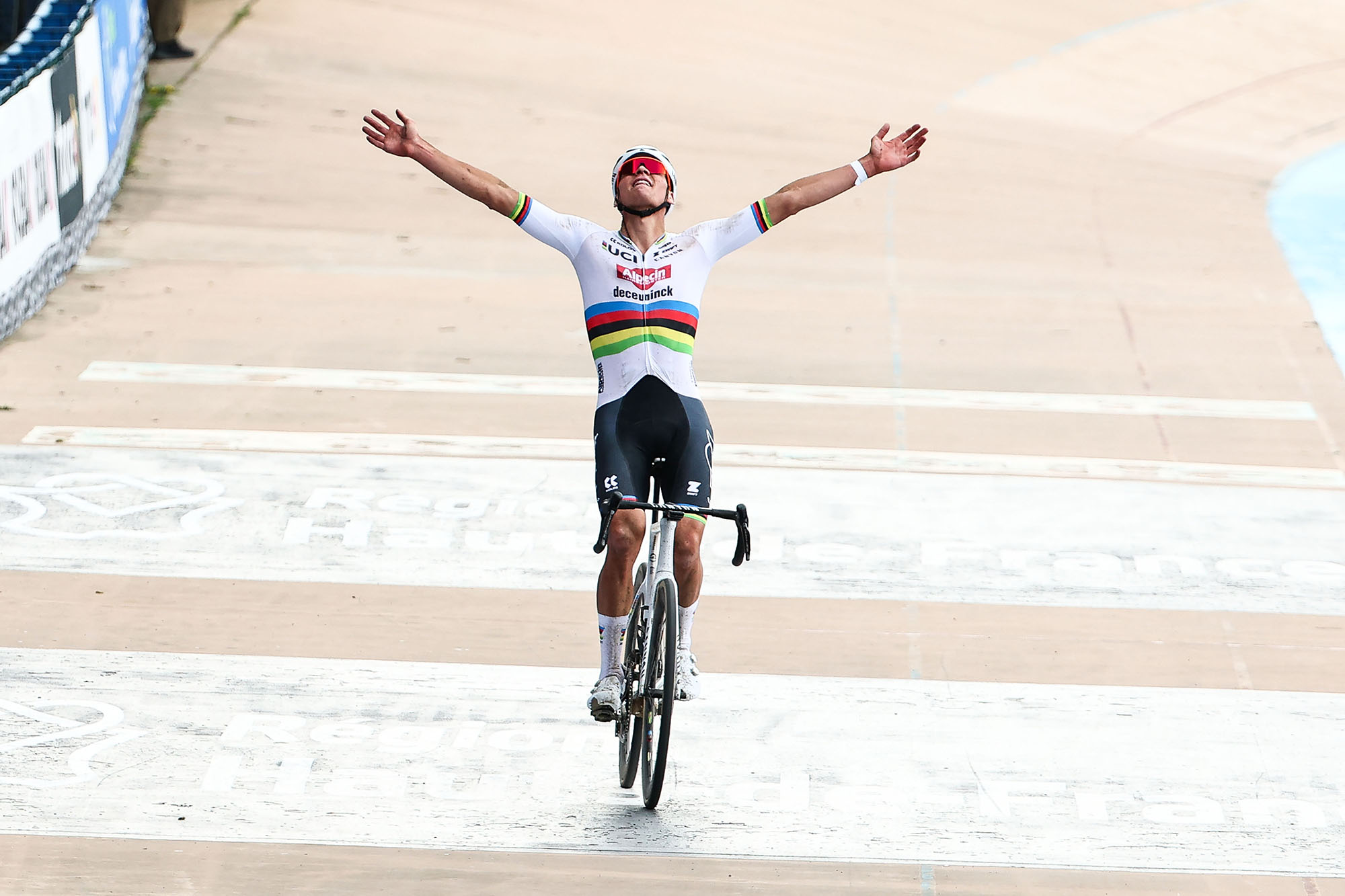 Mathieu van der Poel holt sich den Sieg bei Paris-Roubaix