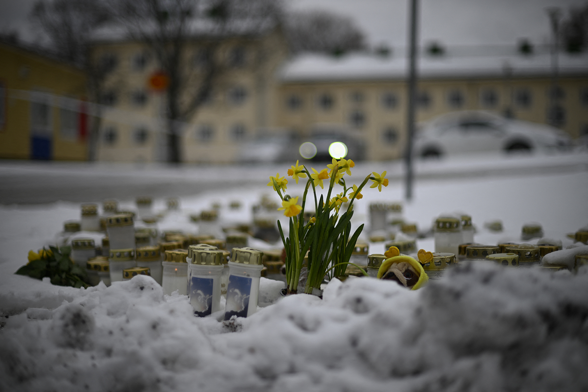 Kerzen und Blumen vor der Schule in der Stadt Vantaa (Bild: Olivier Morin/AFP)