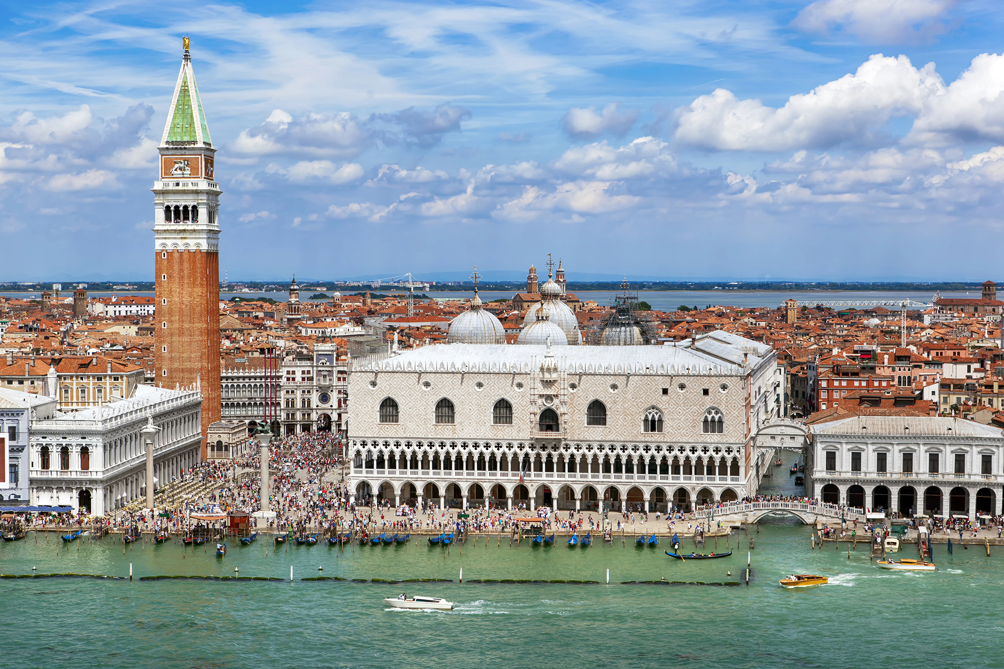 Blick aufs Stadtzentrum von Venedig mit dem Dogenpalast