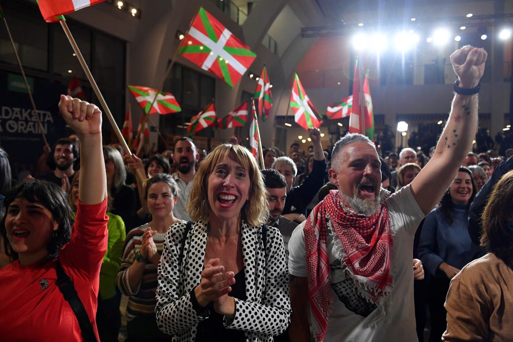 Anhänger des Linksbündnisses Vereinigtes Baskenland EH Bildu bejubeln Wahlerfolg