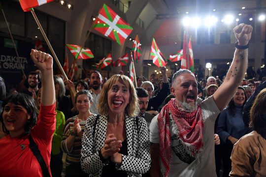 Anhänger des Linksbündnisses Vereinigtes Baskenland EH Bildu bejubeln Wahlerfolg