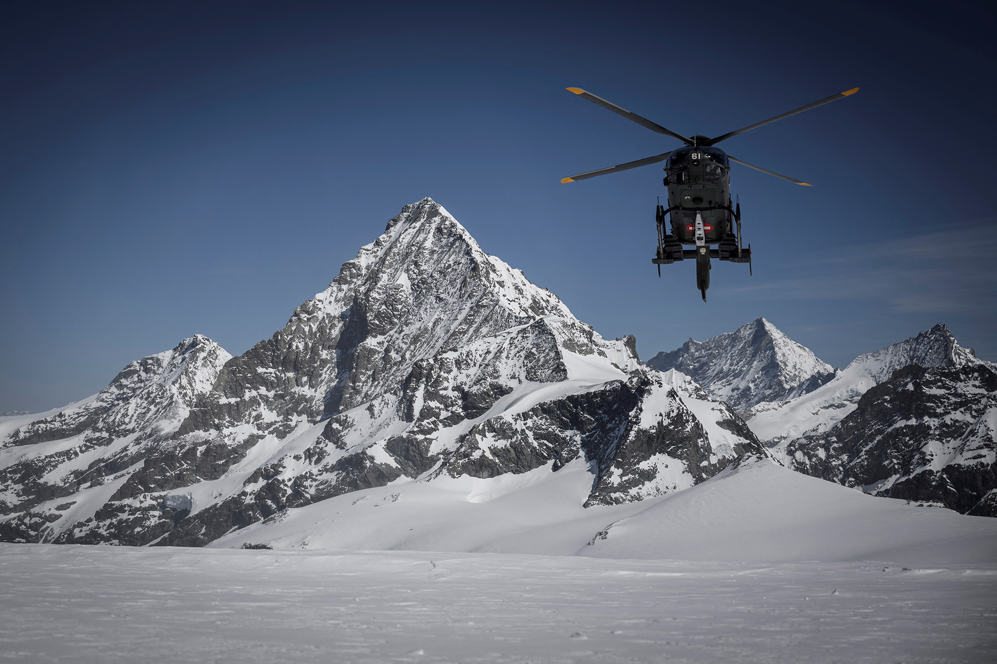 Helikopter der Schweizer Luftwaffe zwischen Zermatt und Arolla in den Schweizer Alpen