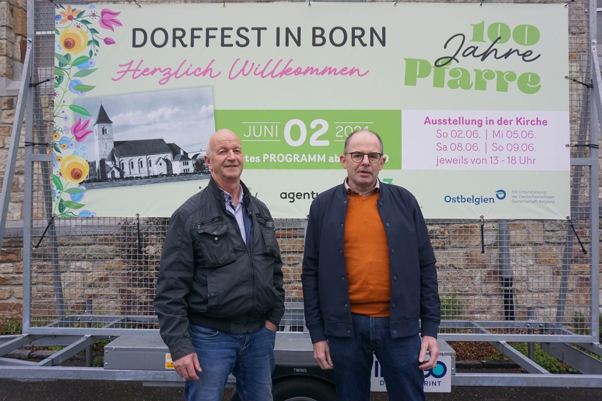 Hermann Willems und Rolf Jodocy vom Kirchenfabrikrat Born