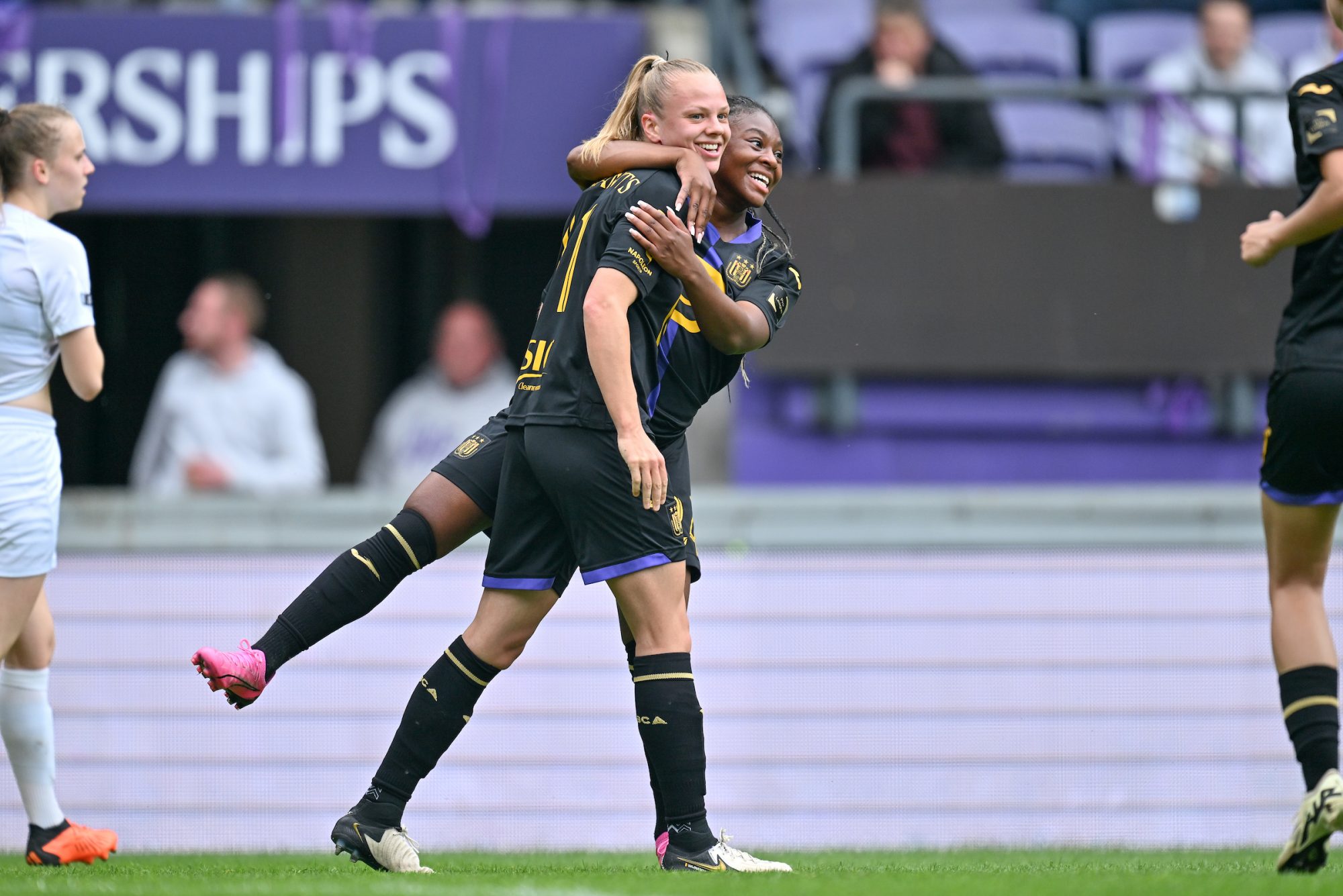 Sarah Wijnants und Esther Buabadi feiern das 2:0 für Anderlecht gegen Genk