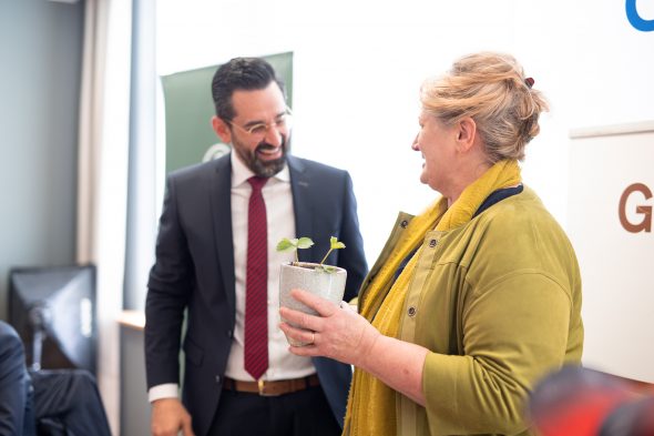 Nach der offiziellen Unterzeichnung bekam die Geschäftsführerin des Bauernbundes, Ingrid Mertes, von Minister Antoniadis eine Erdbeerpflanze überreicht