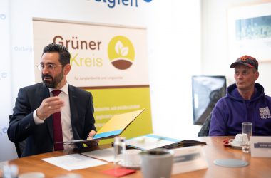 Minister Antonios Antoniadis und Bernd Reinartz, Vorsitzender der Lokalsektion Eifel des Wallonischen Landwirtschaftsverbands