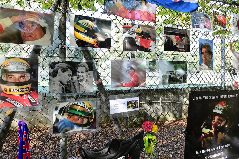 Bilder von Ayrton Senna an einem Zaun nahe der Motorsport-Rennstrecke in Imola