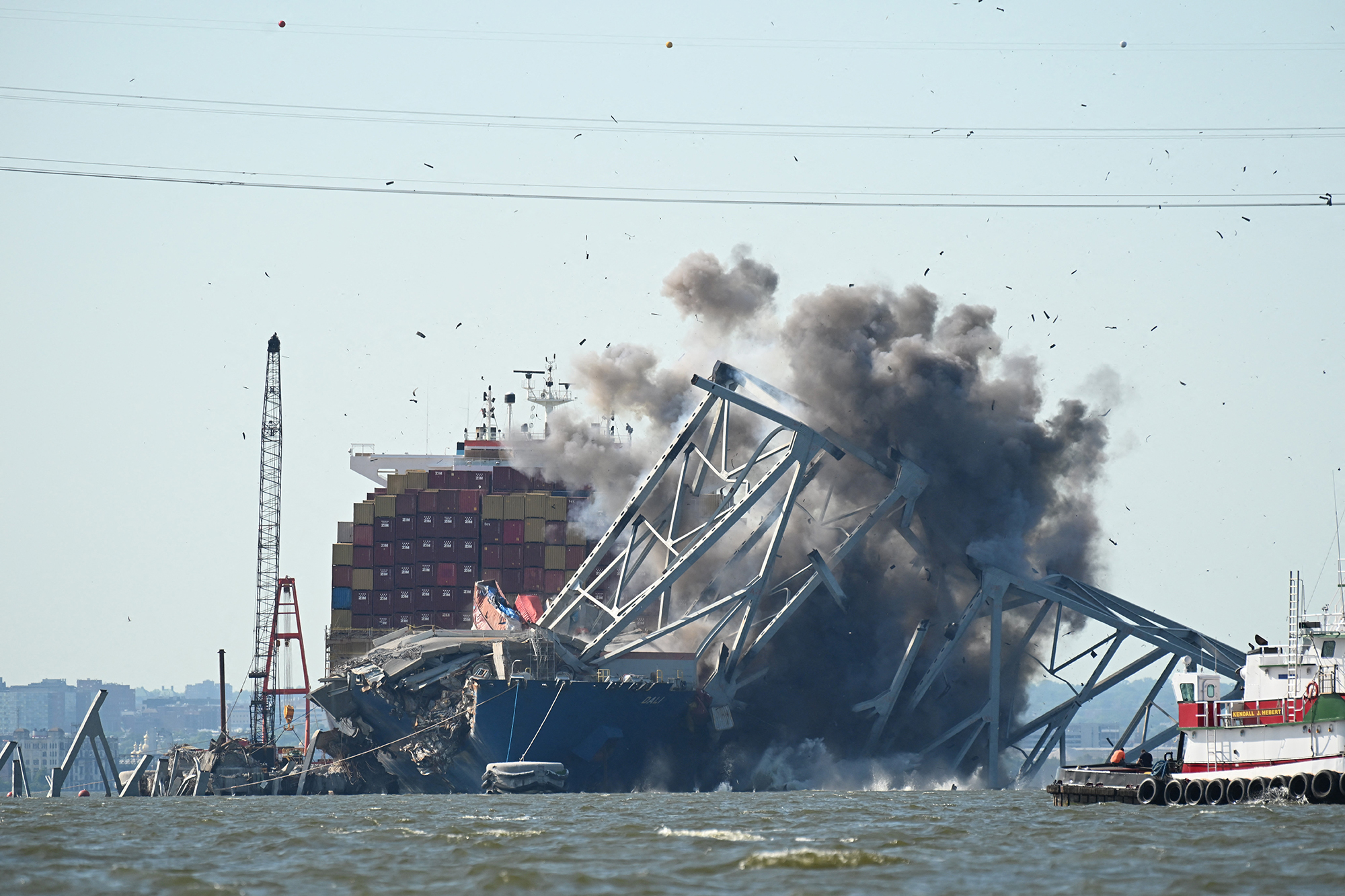 Trümmerteil von eingestürzter Brücke in Baltimore gesprengt