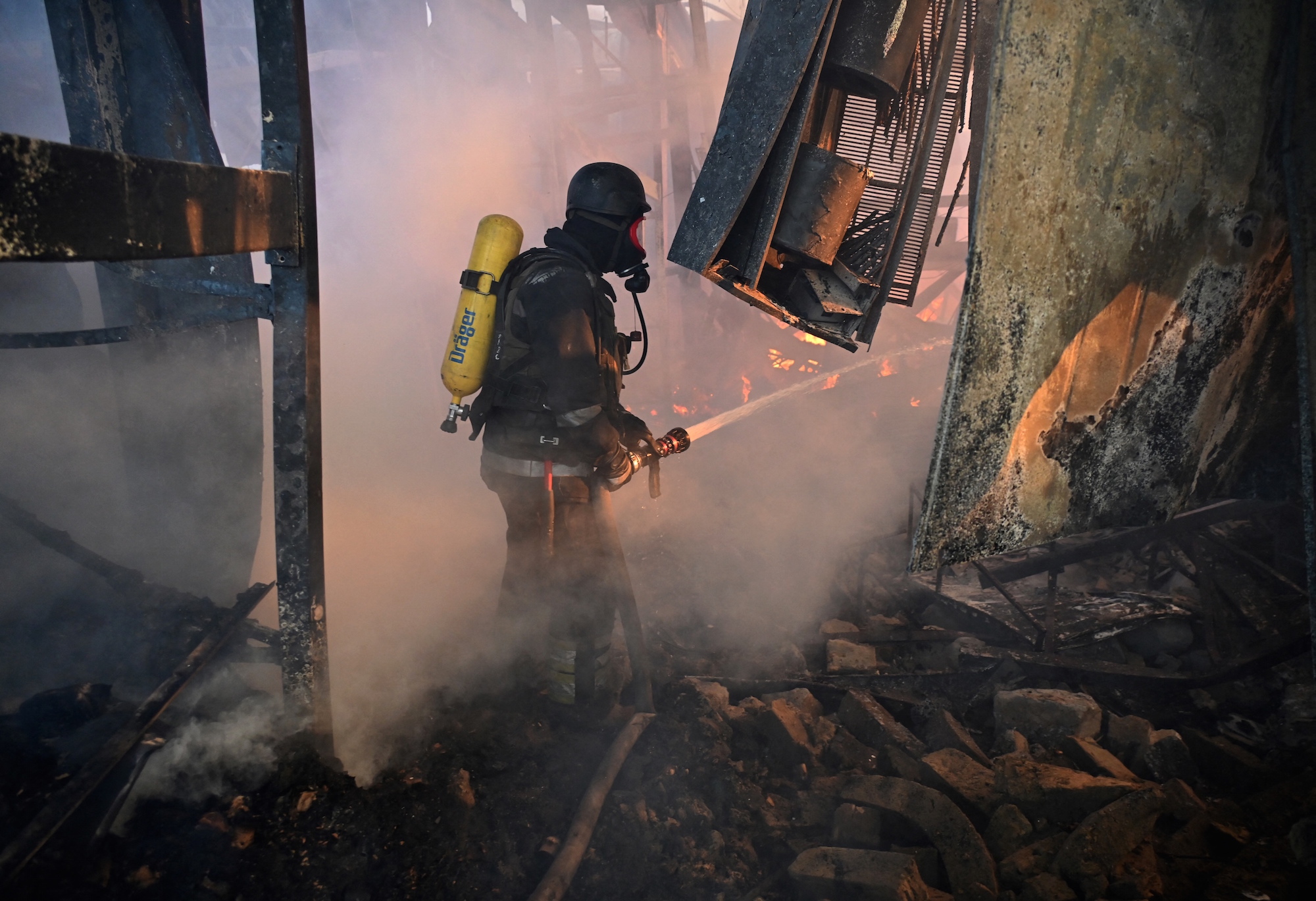 Feuerwehrmann im Einsatz nach einem Luftangriff auf ein Baumarkt in Charkiw