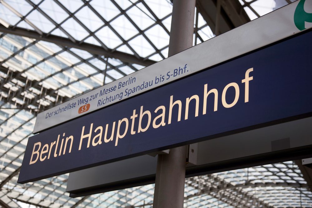 Schild am Hauptbahnhof Berlin