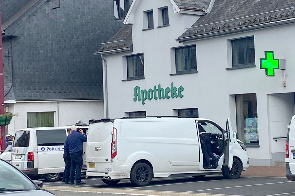 Kontrolle eines weißen Transporters am Freitag in Büllingen