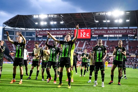 Die Spieler von Cercle Brügge freuen sich sichtlich über ihren 2:1-Erfolg gegen Antwerpen