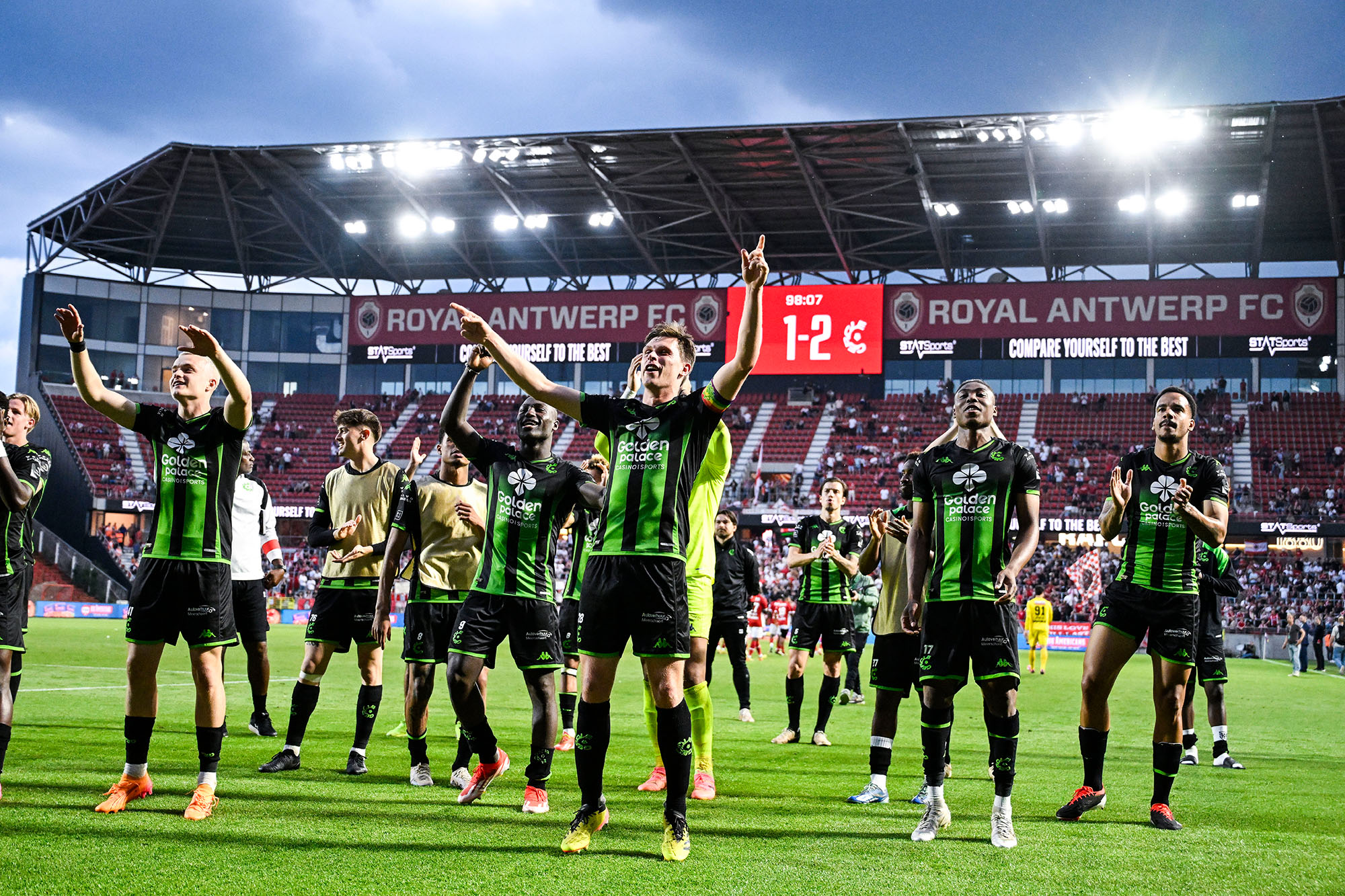 Die Spieler von Cercle Brügge freuen sich sichtlich über ihren 2:1-Erfolg gegen Antwerpen