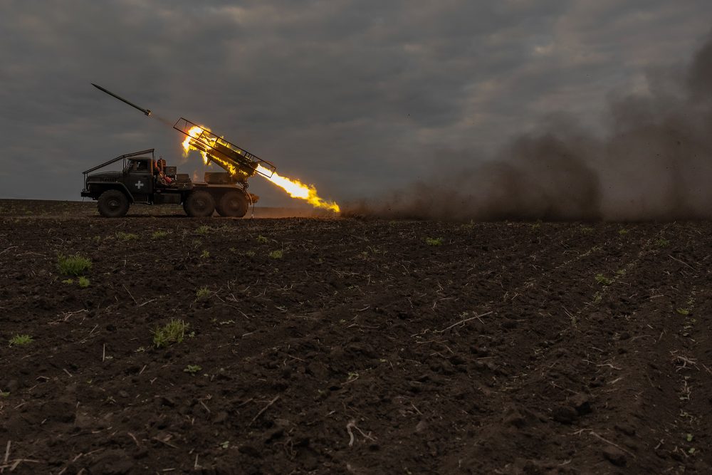 Ukrainische Soldaten feuern in der Region Charkiw mit einem Mehrfachraketenwerfer auf russische Stellungen