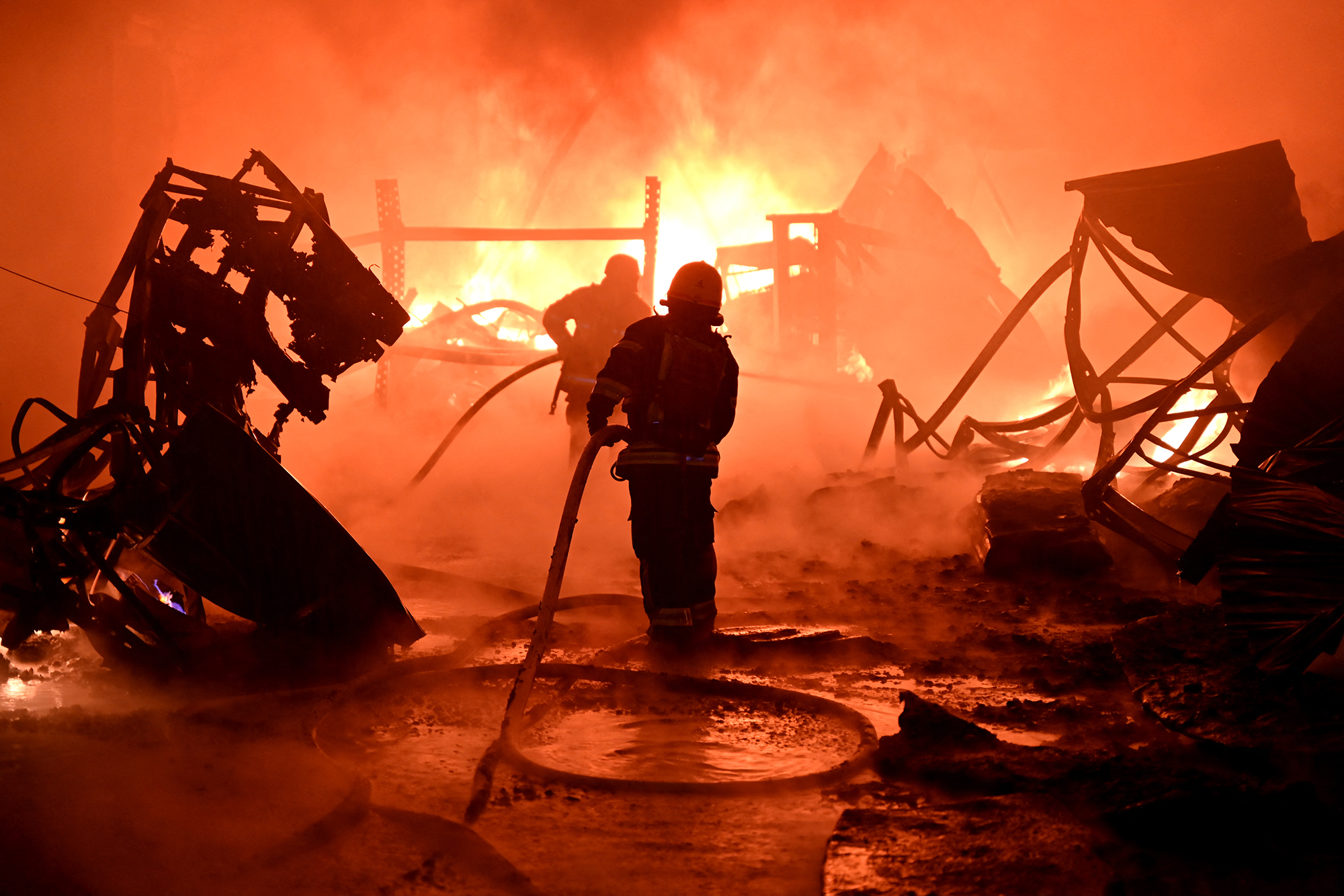 Feuer in einer Industrieanlage in Charkiw infolge eines russischen Drohnenangriffs