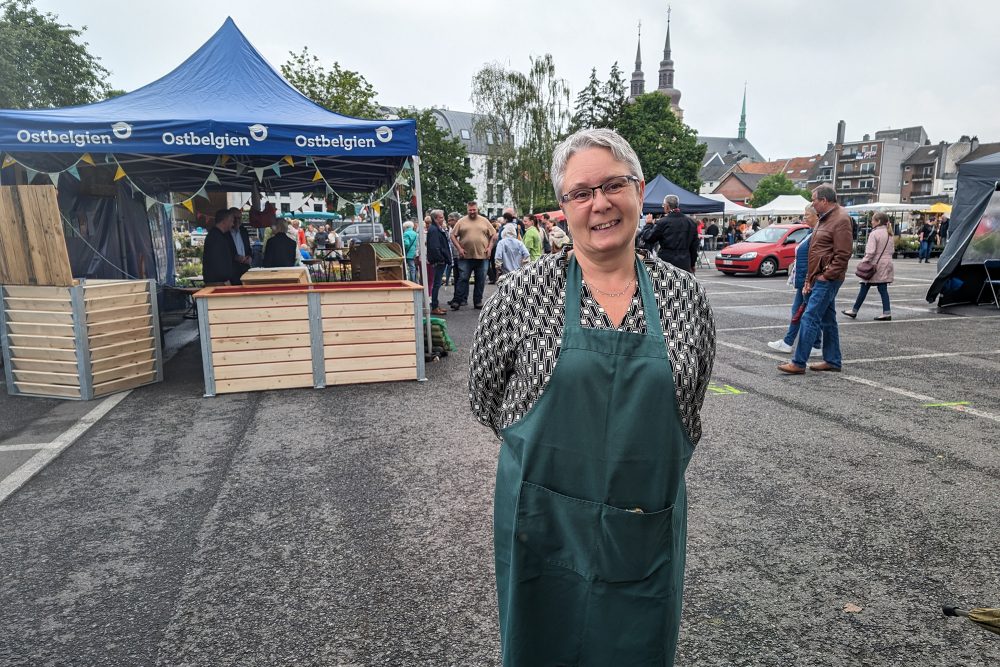 Christel Cnyrim vom Gartenbauverein Eupen beim Eupener Blumenmarkt, der auf den Parkplatz Bergstraße verlegt worden war