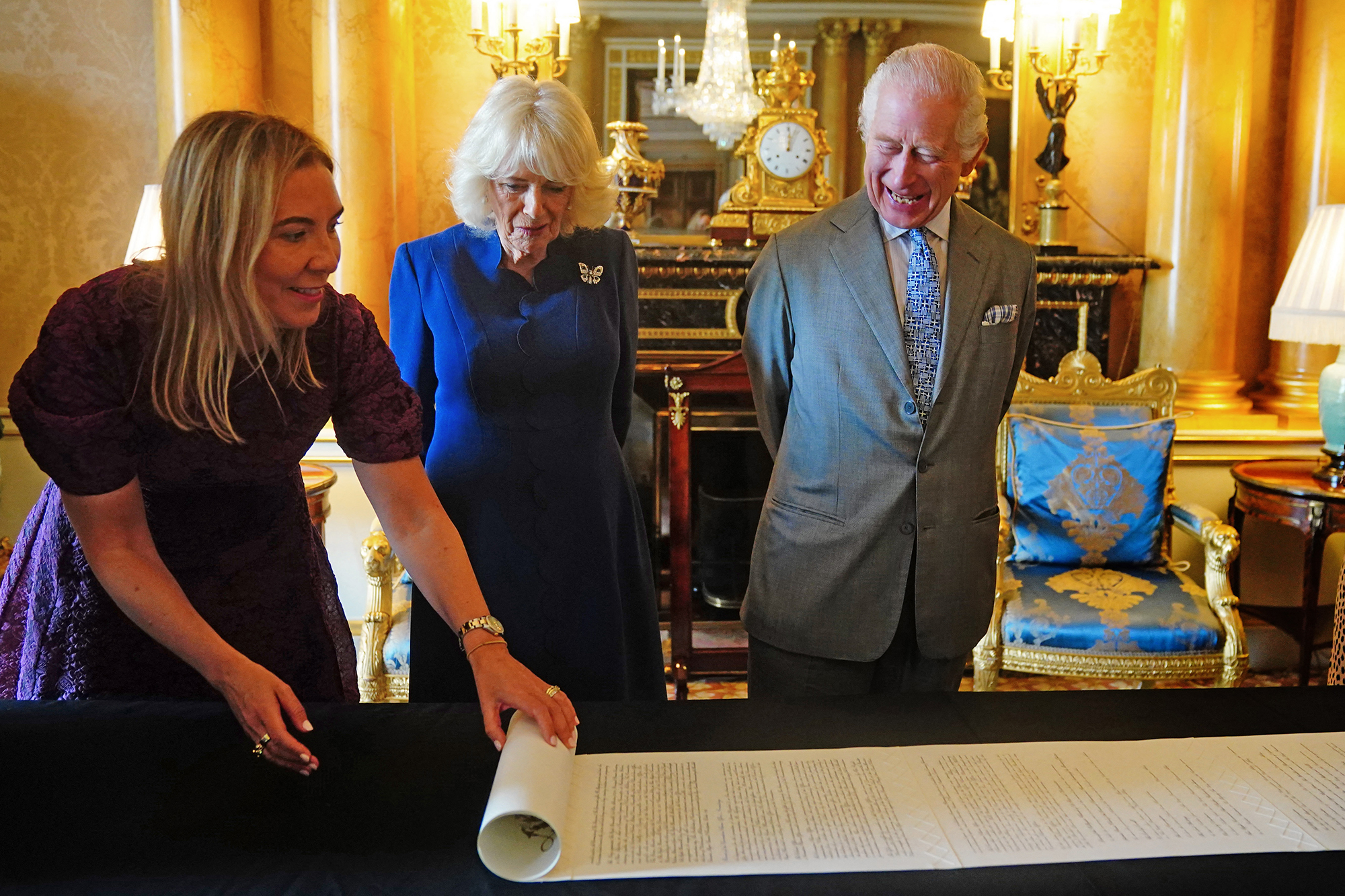 König Charles und Königin Camilla erhalten die "Krönungsrolle"