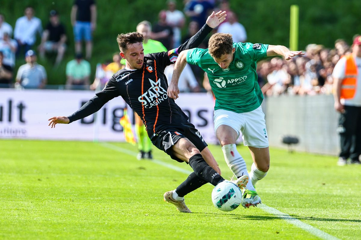 Gaetan Hendrickx von Deinze und Vancsa Zalan von Lommel kämpfen um den Ball