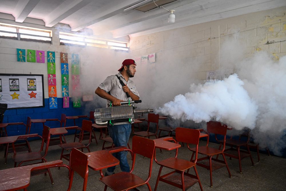 Ein Mitarbeiter des Gesundheitsministeriums versprüht Insektenvernichtungsmittel in einer Schule in Guatemala City. In Guatemala haben Fälle von Dengue-Fieber dieses Jahr um 473 Prozent zugenommen
