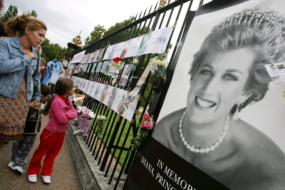 Botschaften für Prinzessin Diana vor dem Kensington Palace in London zehn Jahre nach ihrem Tod