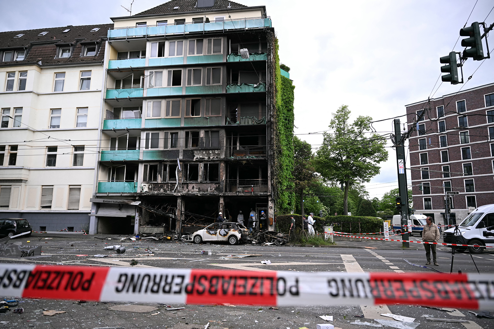 Untersuchung nach der Explosion und Feuer mit drei Toten in Düsseldorf