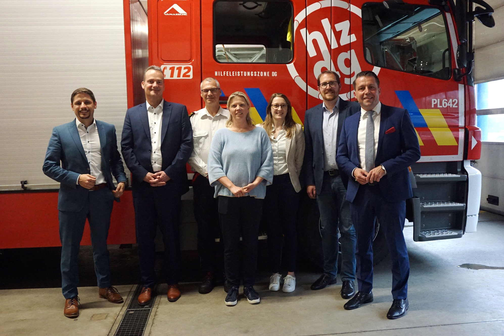 Gruppenfoto: EMR-Geschäftsführer Michael Dejozé, Ministerpräsident Oliver Paasch, HLZ-Kommandant Francis Cloth, Bürgermeisterin Claudia Niessen, Giulia Stroink , Bürgermeister Jérôme Franssen und Andreas Dovern