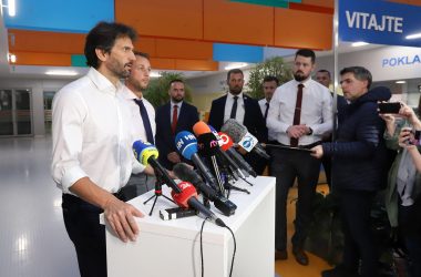 Der slowakische Verteidigungsminister Robert Kalinak bei einer Pressekonferenz im F. D. Roosevelt-Universitätskrankenhaus in Banska Bystrica