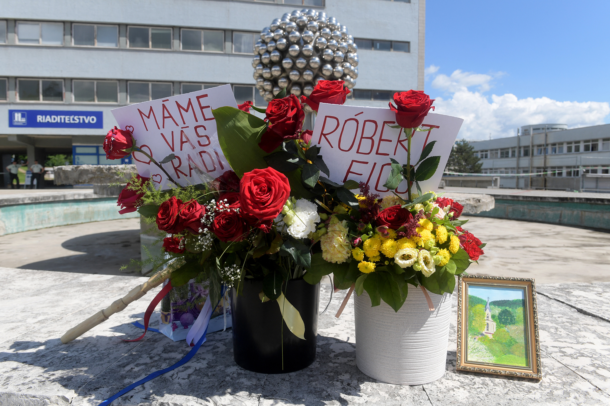 Genesungswünsche für Robert Fico vor dem Krankenhaus in Banska Bystrica