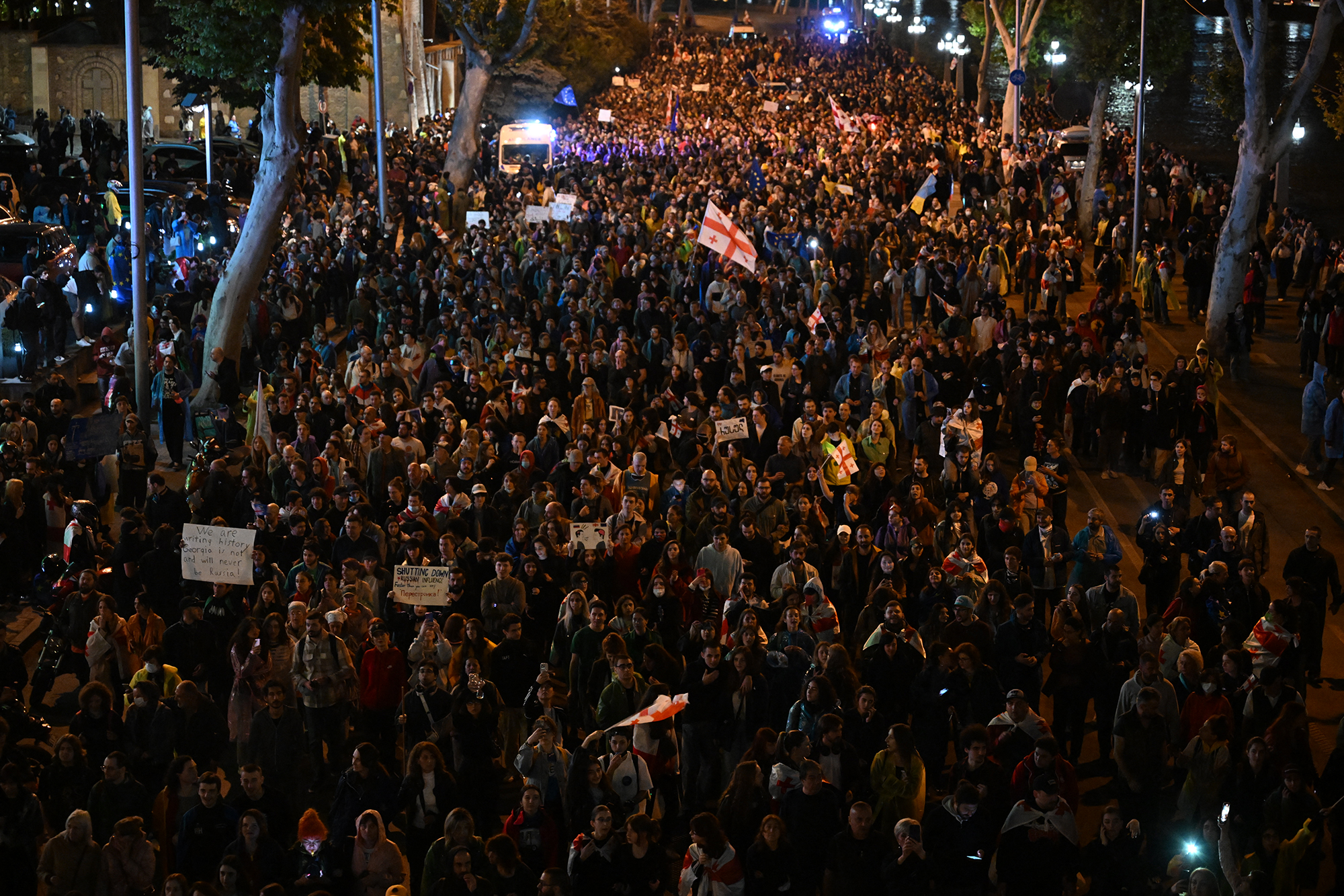 Demonstranten am Freitagabend in der georgischen Hauptstadt Tiflis