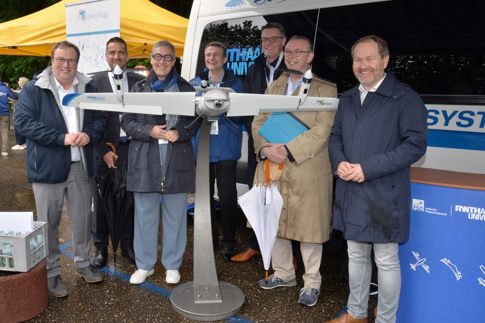 (v.l.n.r) Minister Oliver Krischer, Dr. Daniel Phiesel (BMDV), Sibylle Keupen (Oberbürgermeisterin Aachen), Prof. Dieter Moormann (RWTH), Städteregionsrat Dr. Tim Grüttemeier, Ministerialrat Rudolf Boll (BMDV) und Luc Frank (Bürgermeister Kelmis)