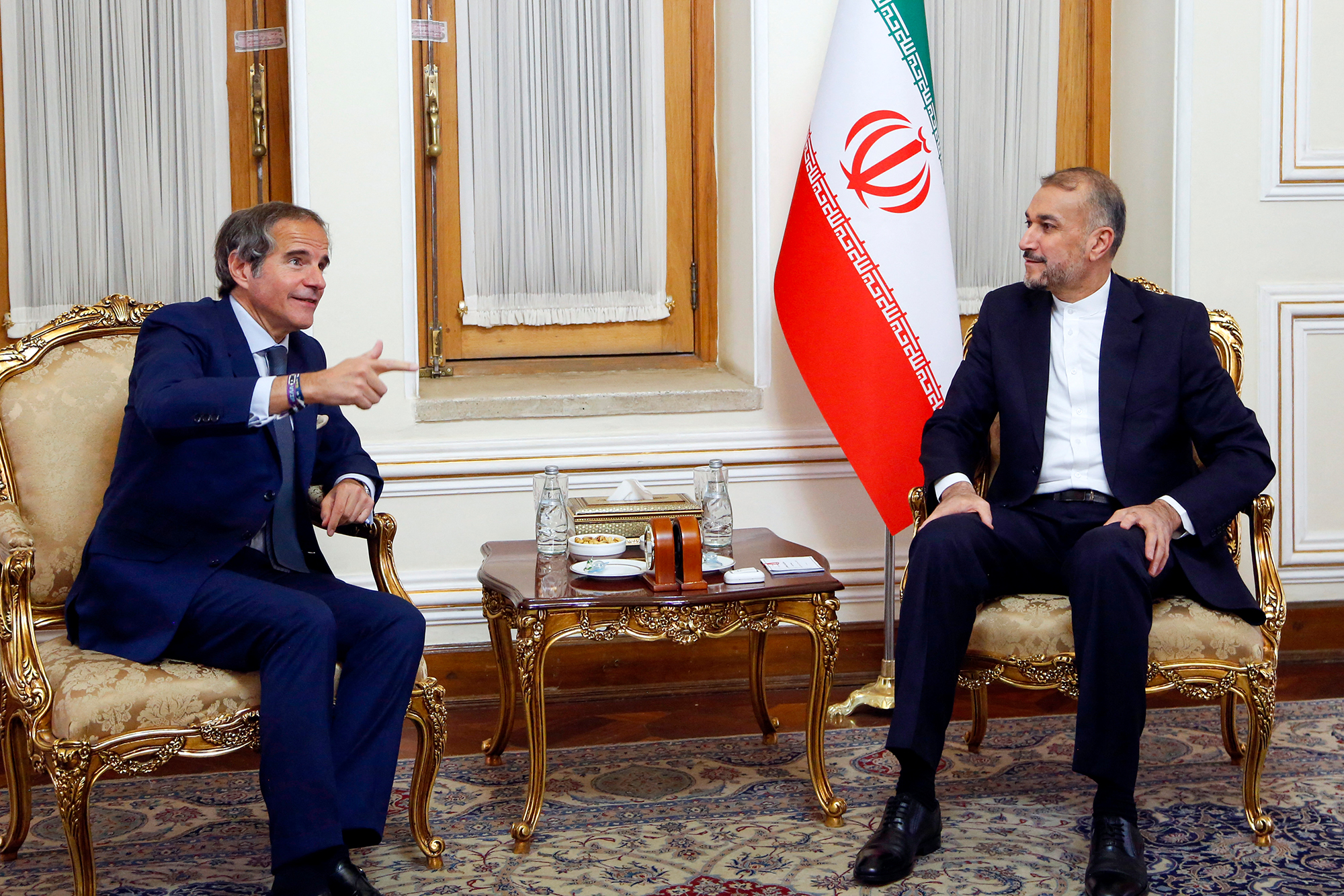 IAEA-Chef Rafael Grossi mit dem iranischen Außenminister Hussein Amirabdollahian