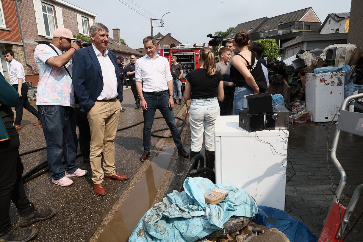 Flanderns Ministerpräsident Jan Jambon und Premierminister Alexander De Croo besuchen Voeren nach den Überschwemmungen