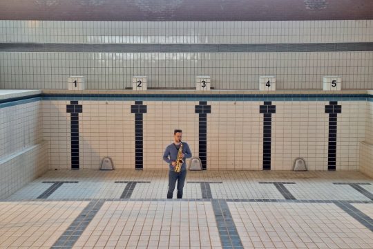 Joris Rompen prüft die Akustik im alten Kelmiser Schwimmbad