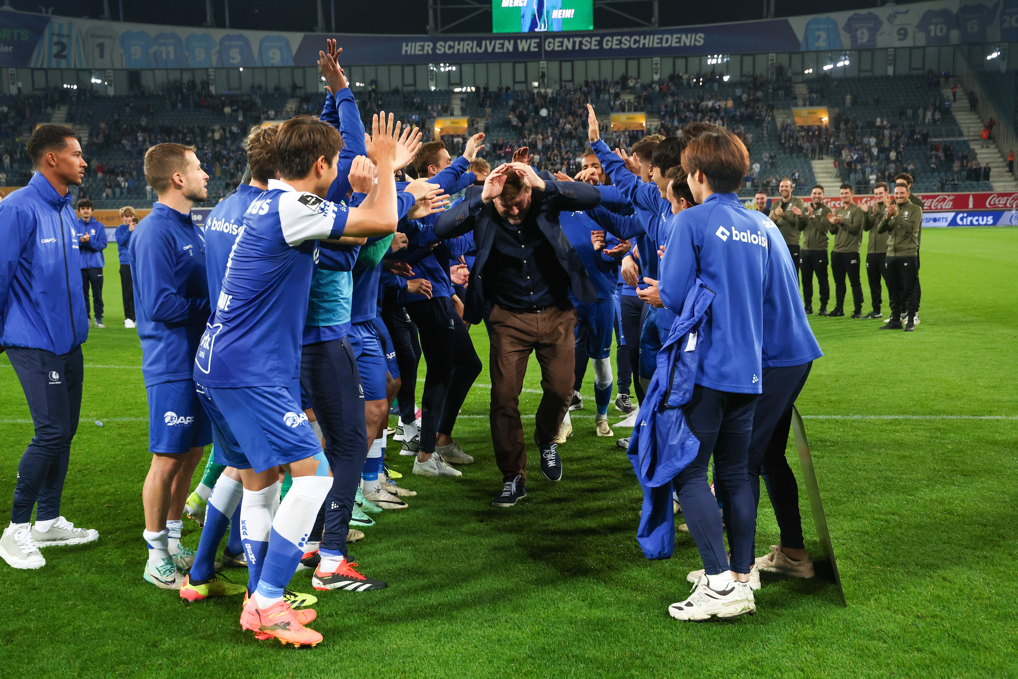 KAA Gent-Spieler feiern mit Coach Hein Vanhaezebrouck nach dem Spiel gegen Sint-Truiden