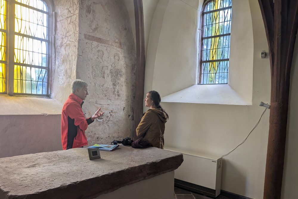 Büllingens Bürgermeister Friedhelm Wirtz und Tatjana Cormann, Referentin für Kulturerbe, in der Kapelle in Krewinkel