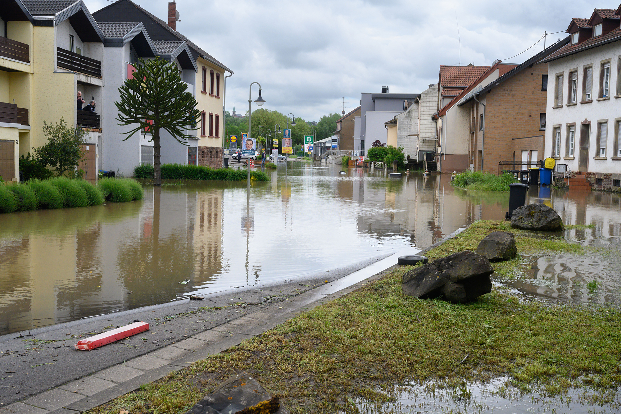 Überschwemmte Straße in Kleinblittersdorf im Saarland