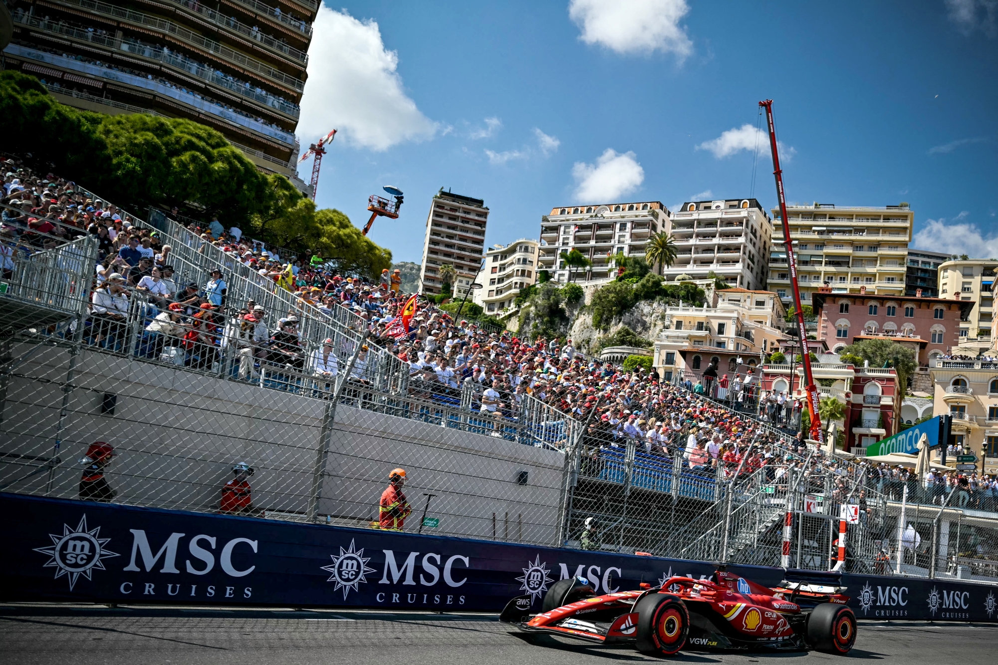 Charles Leclerc fährt zuhause auf die Pole